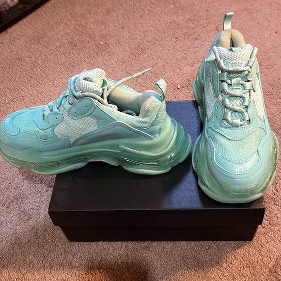 I’m selling my triple S Balenciaga’s unique color size 8 worn once for pictures - Picture 2 of 5